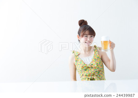 婦女飲用的啤酒·白色牆壁 24439987