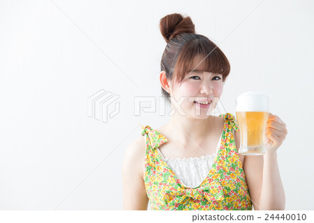 婦女飲用的啤酒·白色牆壁 24440010