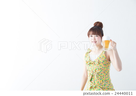 婦女飲用的啤酒·白色牆壁 24440011