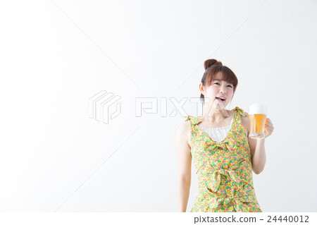 Woman drinking beer · white wall Woman drinking beer · white wall 24440012