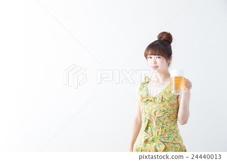 Woman drinking beer · white wall 24440013