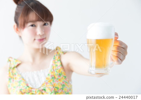 婦女飲用的啤酒·白色牆壁 24440017