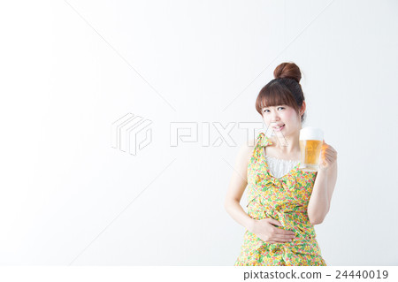 Woman drinking beer · white wall 24440019
