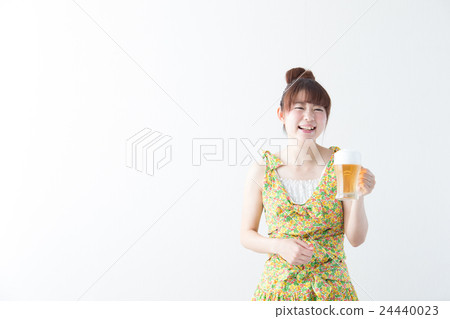 Woman drinking beer · white wall 24440023