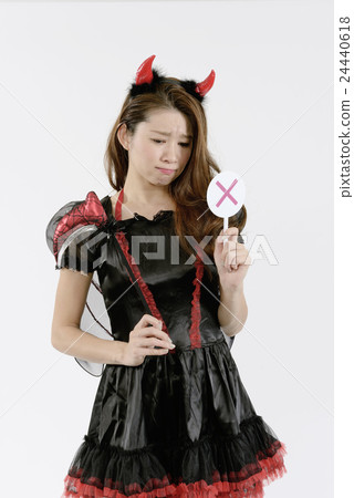 A young woman who did a witch's cosplay in Halloween 24440618