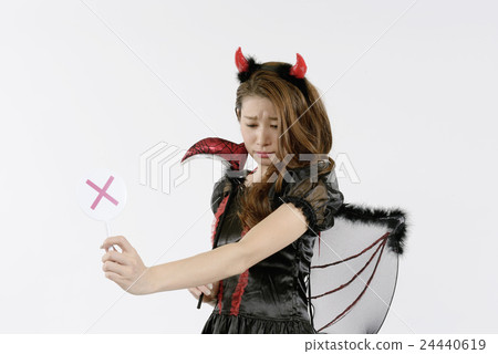 一個在萬聖節做巫婆角色扮演的年輕女子 24440619