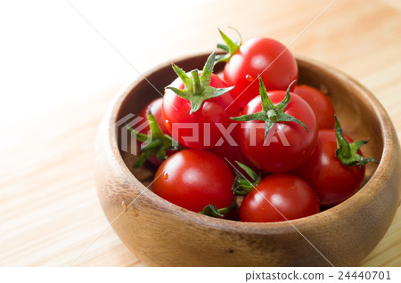 在砧板上的木製儀器上支持的美麗迷你番茄 24440701
