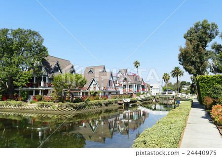 在威尼斯運河的白色木橋在早晨光和房子白色橋樑和房子反射了水的表面上 24440975