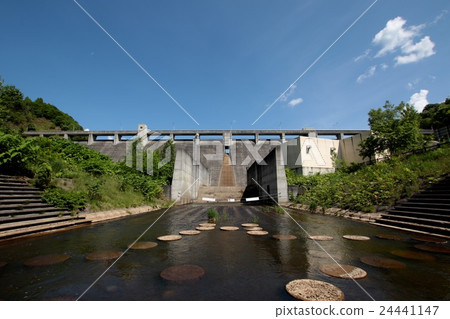 Take Aimitsu Dam straight in front of you. 24441147