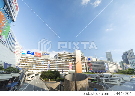 Shinjuku station west exit blue sky super wide angle slow shutter shooting 24444704