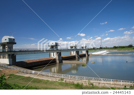 Summer cloud over Tama river 24445143
