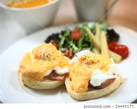 BRUNCH BRUNCH 24445575