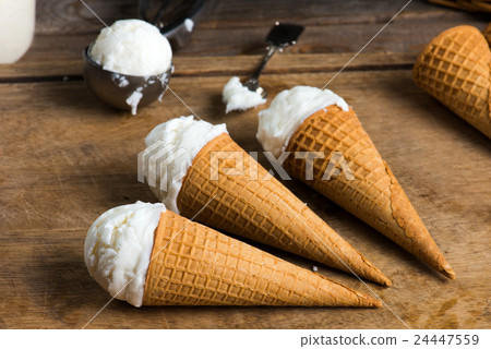 creamy vanilla ice cream 24447559