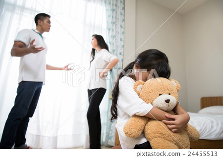 Parents are quarreling daughters feel stressed. 24455513