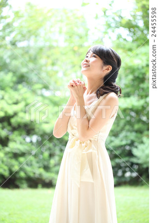 一名年輕女子問 一名年輕女子問 24455598