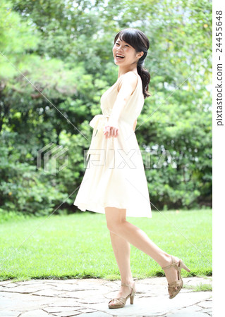 Sleeveless young woman Sleeveless young woman 24455648