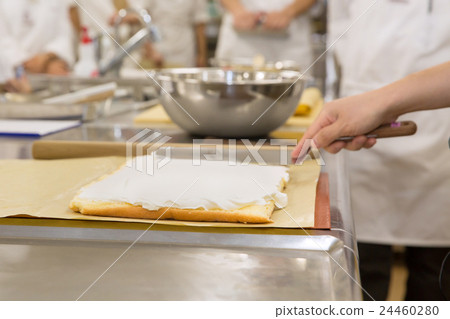 製作卷蛋糕糕點襯衫 製作卷蛋糕糕點襯衫 24460280