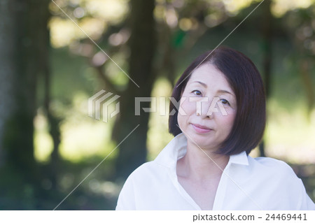 Short Bob's middle-aged woman Short Bob's middle-aged woman 24469441