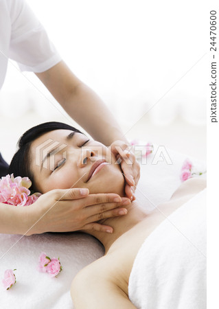 美容美容女性Lomi Lomi美容微笑護膚年輕女性身體護理 24470600