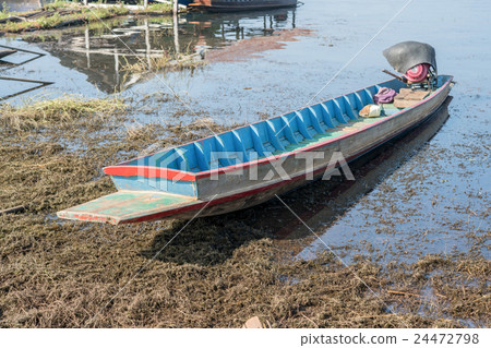 Small fishing boat 24472798