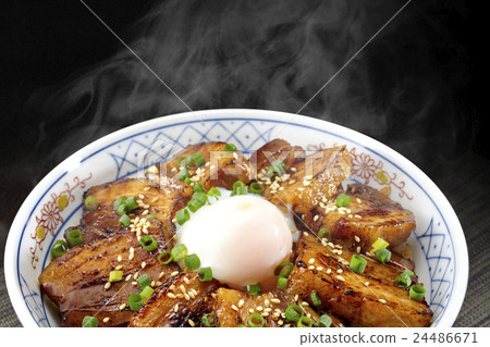 在煮沸的飯碗煮沸的溫泉溫泉雞蛋與蒸汽 24486671