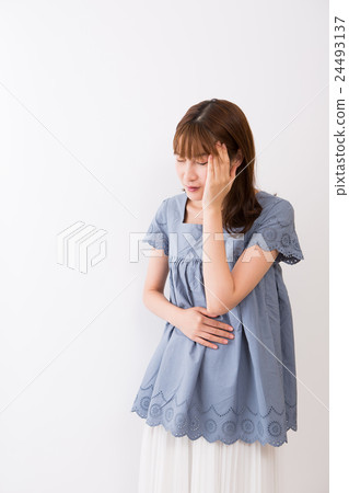 Female in her 20's portrait 24493137