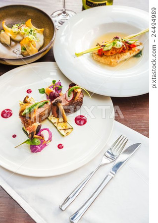 Monsieur L Restaurant 24494989