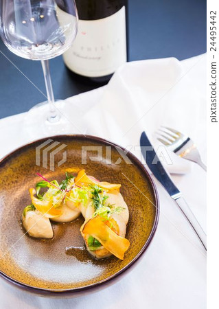 Monsieur L Restaurant 24495442