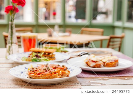 oreorchis patens X clothing and food in early afternoon 24495775