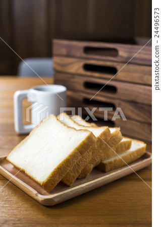 Le Petit Parisien Le Petit Parisien 24496573