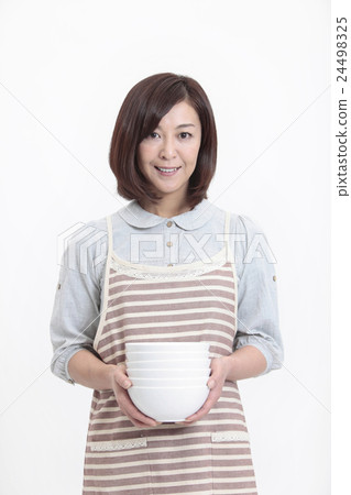 Middle aged women with dishes 24498325