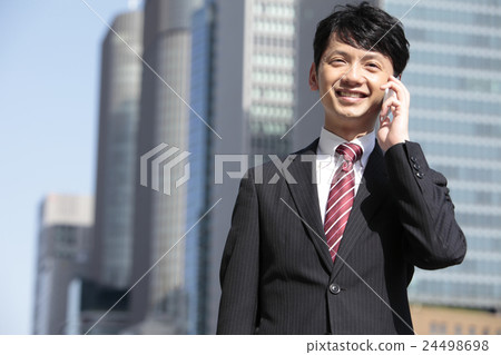 商人在智慧型手機上交談 24498698