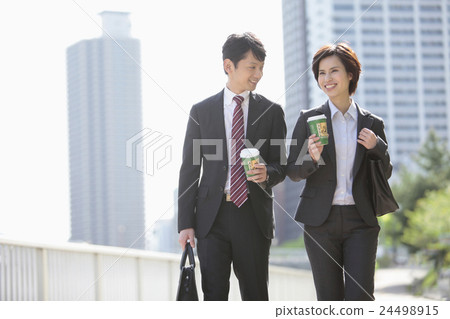 與紙杯和女商人的一個商人 24498915