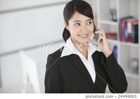 談話在智能手機的女商人 24499003