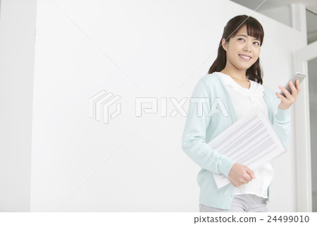 智能手機的女人 24499010