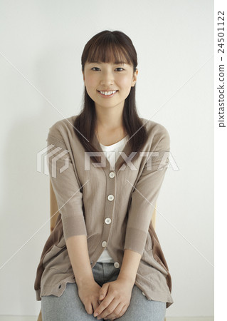 A woman with a smile 24501122