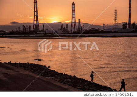 People fishing at Yokkaichi Port in Mie Prefecture and Complex evening People fishing at Yokkaichi Port in Mie Prefecture and Complex evening 24501513