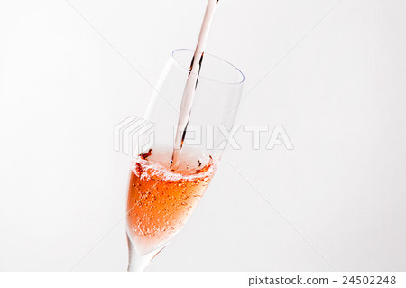 將起泡酒倒入玻璃杯中 將起泡酒倒入玻璃杯中 24502248