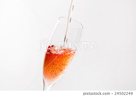 將起泡酒倒入玻璃杯中 24502249