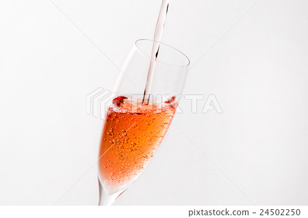 將起泡酒倒入玻璃杯中 24502250