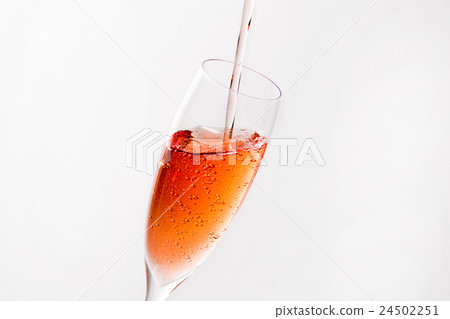 Pour the sparkling wine into the glass 24502251