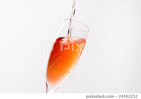 將起泡酒倒入玻璃杯中 24502252