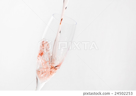 將起泡酒倒入玻璃杯中 24502253