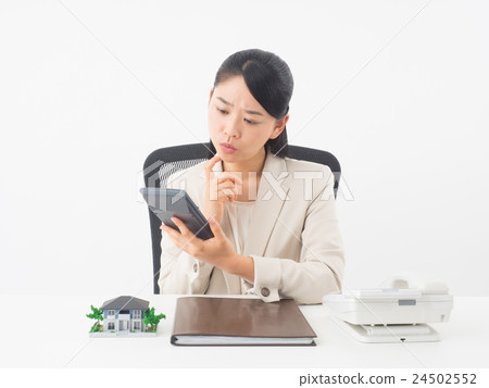 遭受的女商人,當觀看計算器時 遭受的女商人,當觀看計算器時 24502552