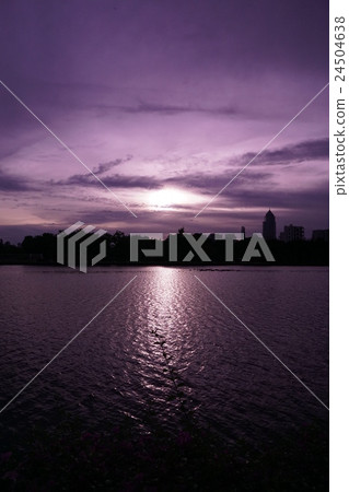 Benjakitti公園的日落（曼谷Benjakiti公園的黃昏） 24504638