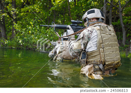 Green Berets soldiers in action Green Berets soldiers in action 24506813