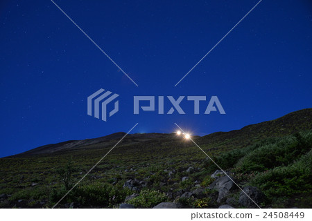 從富士宮口攀登道路的富士峰頂夜景 24508449