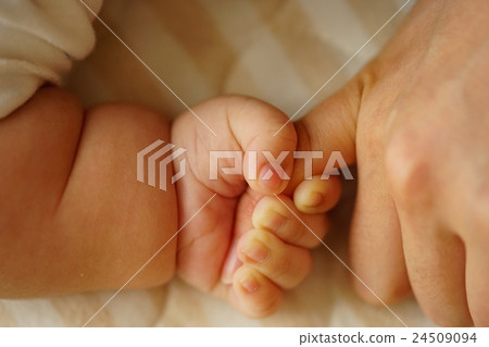 Baby's hand and connection 24509094