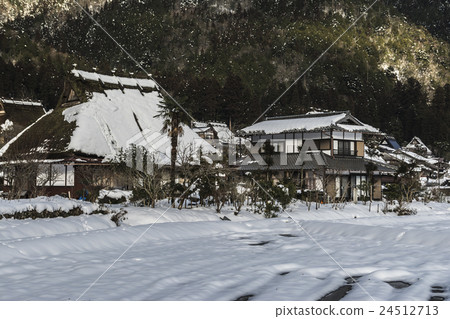 京都美山町雪景 24512713
