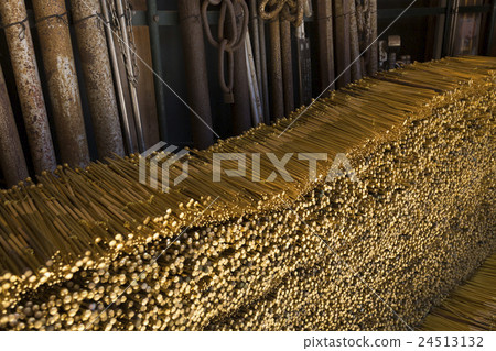 Chopsticks filled with a roaring god 24513132